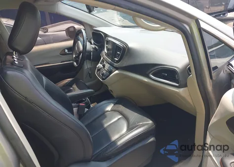 2017 Chrysler Pacifica Touring-L z USA, uszkodzony, nr VIN 2C4RC1BG0HR524555